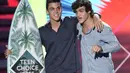 Si Kembar Dolan, Grayson Dolan dan Ethan Dolan meraih penghargaan untuk bintang pilihan web, Choice YouTuber. (Foto: Chris Pizzello/AP/Bintang.com)