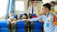 Proses deportasi warga Malaysia oleh petugas Kantor Imigrasi Dumai. (Liputan6.com/M Syukur)