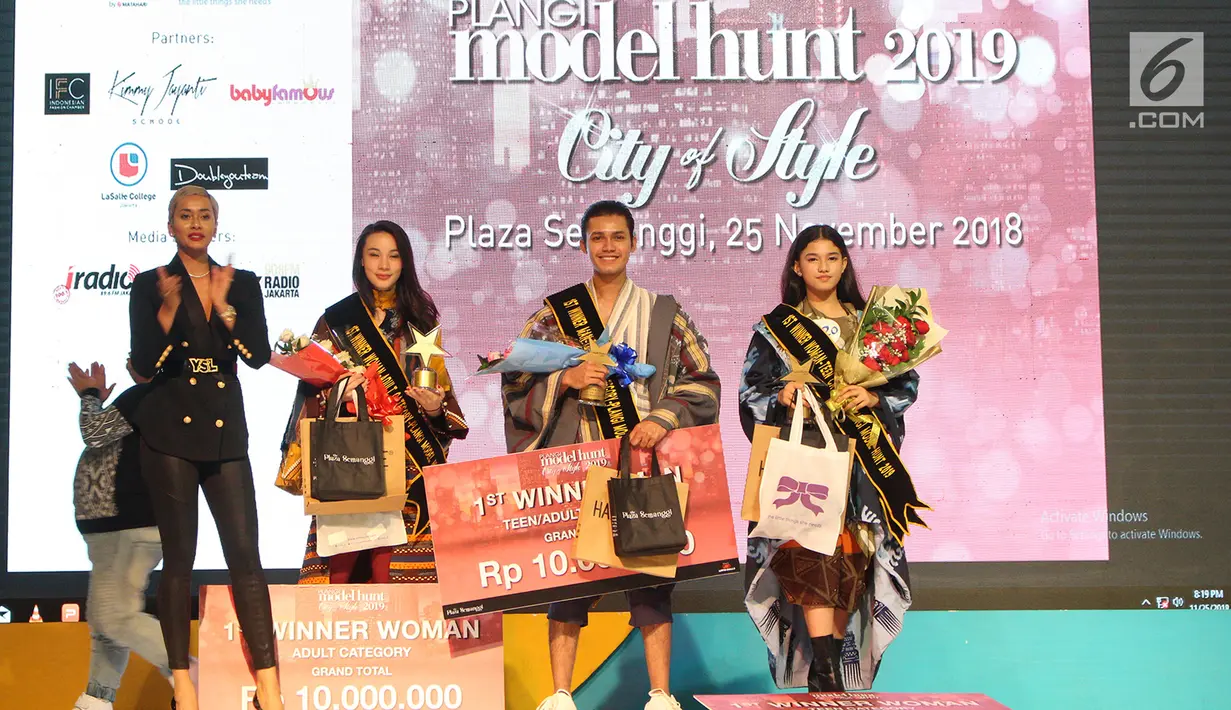 Tiga kontestan kategori dewasa dan remaja menjuarai Plangi Model Hunt 2019 di Plaza Semanggi, Jakarta, Minggu (25/11). Grand final yang memperebutkan total hadiah 110 juta. (Merdeka.com/Arie Basuki)