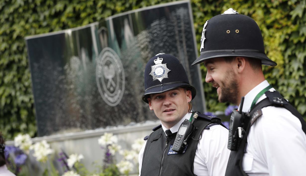 Polisi berjaga dengan santai diluar lapangan pada ajang Tenis Wimbledon Championships 2016 di The All England Lawn Tennis Club, Wimbledon,  London, (27/6/2016). (AFP/Adrian Dennis)