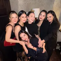 Kakak Alyssa Daguise saat bridal shower sang adik. [@anissaica]