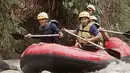 Usai bermain flying fox, ketiganya kemudian menjajal kendaraan ATV, lalu disusul bermain bungy trampoline, dan terakhir arung jeram. Personel Zivilia liburan di Bogor.