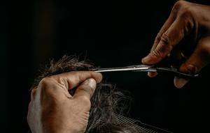 Ilustrasi potong rambut. (Unsplash - Amr Taha)