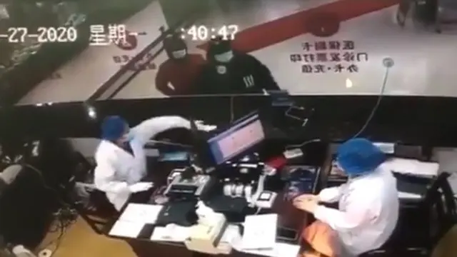 Kehabisan Obat, Pria di Wuhan Ini Lepas Masker dan Batuk ke Arah Perawat