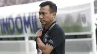 Pelatih Persita Tangerang, Widodo Cahyono Putro, saat melawan PSM Makassar pada laga Shopee Liga 1 di Stadion Sport Center Tangerang, Jumat, (6/3/2020). Kedua tim bermain imbang 1-1. (Bola.com/M Iqbal Ichsan)