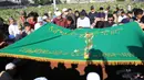Ayah Iko Uwais, Musthafa Kamaluddin dimakamkan di Tempat Pemakaman Umum (TPU) Prumpung, Jatinegara, Jakarta Timur, Rabu (8/3/3017) pukul 16.00 WIB. (Adrian Putra/Bintang.com)