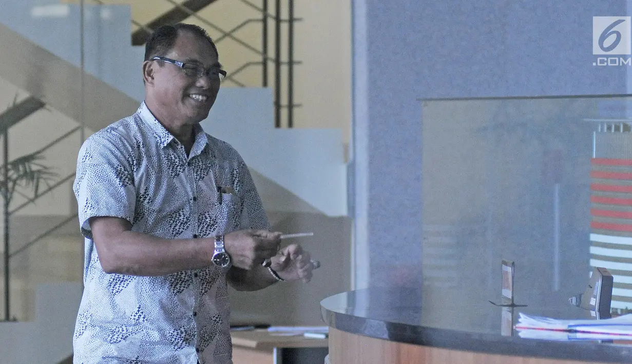 Ajudan terdakwa Setya Novanto, Corneles Towoliu menuju lobi usai menjalani pemeriksaan di Gedung KPK, Jakarta, Jumat (9/2). Corneles diperiksa KPK sebagai saksi untuk tersangka korupsi e-KTP Anang Sugiana Sudihardjo. (Liputan6.com/Herman Zakharia)