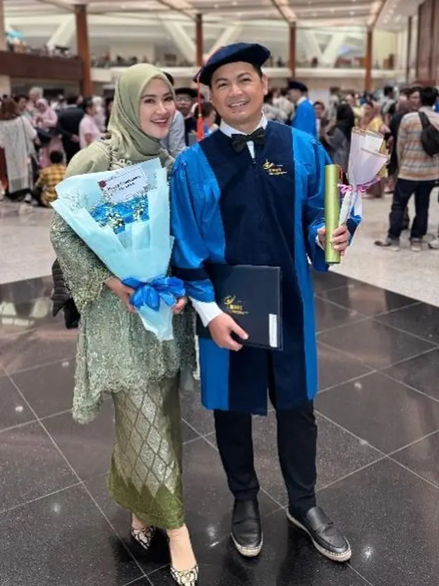 Momen Tommy Kurniawan jalani wisuda (https://www.instagram.com/p/C9QvG0UBZDH/)