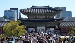 Orang-orang berkunjung untuk merayakan liburan Chuseok, Hari Thanksgiving versi Korea, di Istana Gyeongbok, Seoul, Korea Selatan, Rabu 8 Oktober 2025. (AP Photo/Ahn Young-joon)