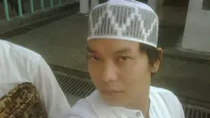 Desainer Hengki Kawilarang ditahan oleh penyidik Direktorat Kriminal Khusus Polda Metro Jaya. Hengki ditahan karena diduga menipu Ina Soviana alias Jeng Ana