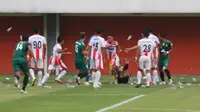 Persinga Ngawi mengeroyok wasit pada laga versus PSS di ISC B. (Bola.com/Romi Syahputra)