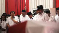 Ketua Dewan Pembina Partai Gerindra, Prabowo Subianto (kanan), memimpin upacara pelepasan jenazah Alm Suhardi di kantor DPP Partai Gerindra, Jakarta, (29/8/2014). (Liputan6.com/Helmi Fithriansyah)