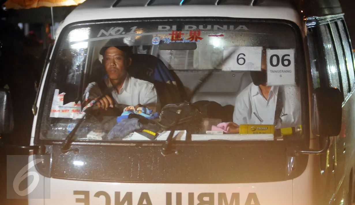 Ambulans yang membawa jenazah terpidana mati keluar dari dermaga Wijayapura, Cilacap, Jawa tengah,Jumat (29/7). Menurut informasi, Ambulans bernomor 6 mengangkut jenazah Michael Titus. (Liputan6.com/Helmi Afandi) 