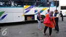 Pemudik bersiap menaiki armada bus Lebaran di terminal Depok, Jawa Barat, Senin (13/7/2015). Menurut agen bus Terminal Depok, jumlah pemudik saat ini mengalami penurunan dibandingkan tahun 2014. (Liputan6.com/Yoppy Renato)