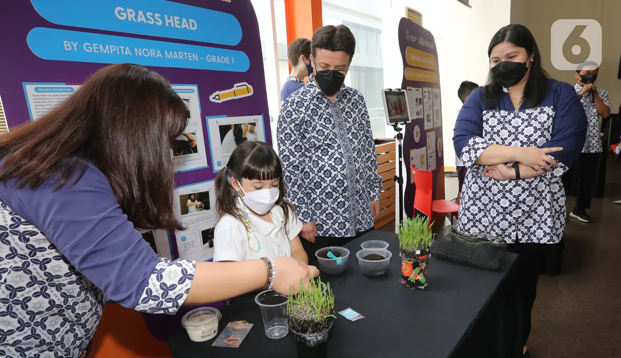 School Director of Sampoerna Academy Mustafa Guvercin (dua kanan) bersama Principal Sampeorna Academy BSD Beatrice of Roza (kanan) menyaksikan presentasi karya Gempita Nora Marten pada STEAM Expo di BSD City, Tangerang Selatan, Jumat (11/03/2022). (Liputan6.com/Fery Pradolo)
