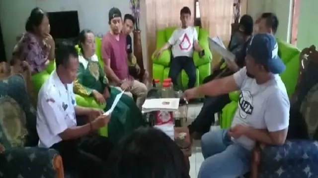 Pelaku penipuan online asal Sulsel ini ditangkap saat menonton siaran langsung laga Asian Games cabang pencak silat di rumahnya (Liputan6.com/ Eka Hakim)
