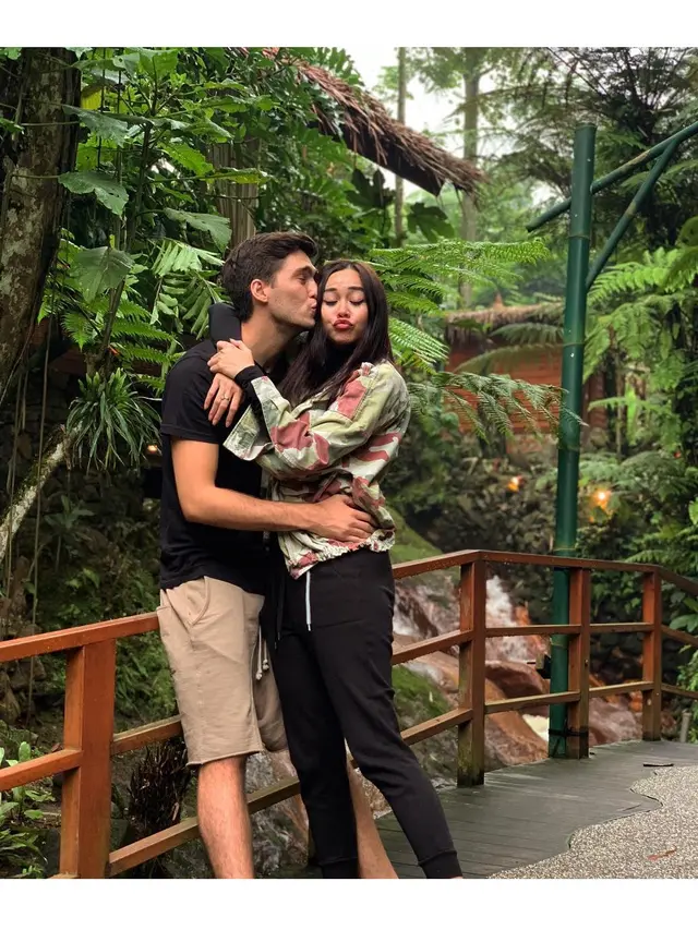 Aura Kasih melahirkan (Sumber: Instagram/aurakasih/eryckama_ral/)