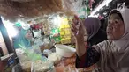Pedagang melayani pembeli di Pasar Kebayoran Lama, Jakarta, Kamis (3/1). Badan Pusat Statistik (BPS) mengumumkan inflasi bulanan pada Desember sebesar 0,62% sehingga inflasi tahunan mencapai 3,13% pada 2018. (Liputan6.com/Herman Zakharia)
