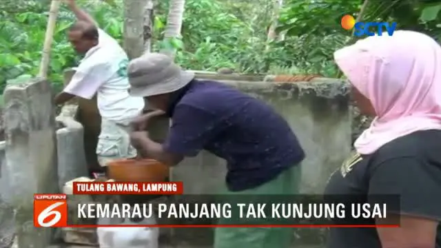 Air kotor tidak layak pakai ini digunakan warga untuk mencuci dan mandi.