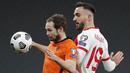 Gelandang Belanda, Daley Blind, duel udara dengan pemain Turki, Kenan Karaman, pada laga kualifikasi Piala Dunia 2022 di Stadion Olimpiade Ataturk, Kamis (25/3/2021). Turki menang dengan skor 4-2. (Murad Sezer/Pool Photo via AP)