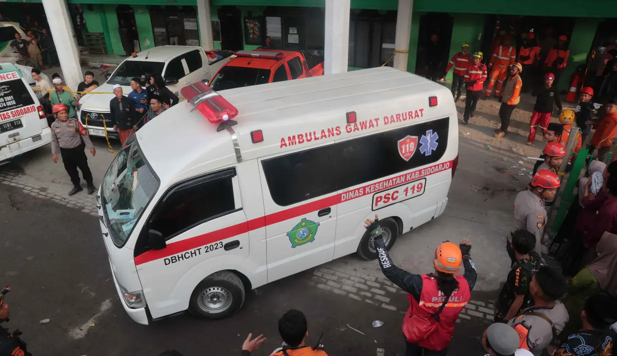 Para korban luka saat ini menjalani perawatan di berbagai Rumah Sakit, di antaranya 38 di RSUD R.T. Notopuro Sidoarjo, enam korban di RS Delta Surya, dan 45 lainnya dirawat di RSI Siti Hajar. (AP Photo/Trisnadi)