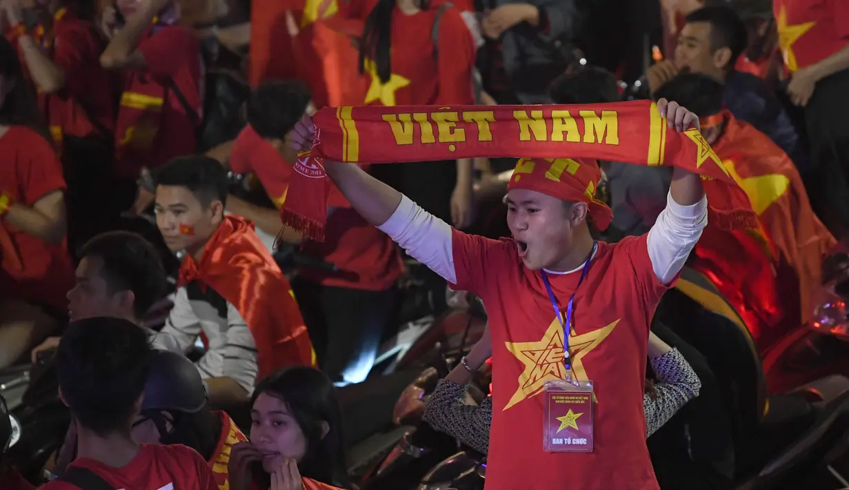 Sejumlah warga konvoi merayakan keberhasilan Vietnam mengalahkan Qatar pada semifinal Piala AFC U-23 di Hanoi, Rabu (23/1/2018). Vietnam berhasil lolos ke final untuk menantang pemenang antara Uzbekistan dan Korea Selatan. (AFP/Hoang Dinh Nam)