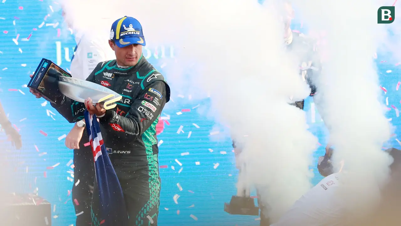 Foto: Manuver Cantik Mitch Evans jelang Akhir Balapan jadi Penentu Kemenangan atas Jean-Eric Vergne di Formula E Jakarta 2022