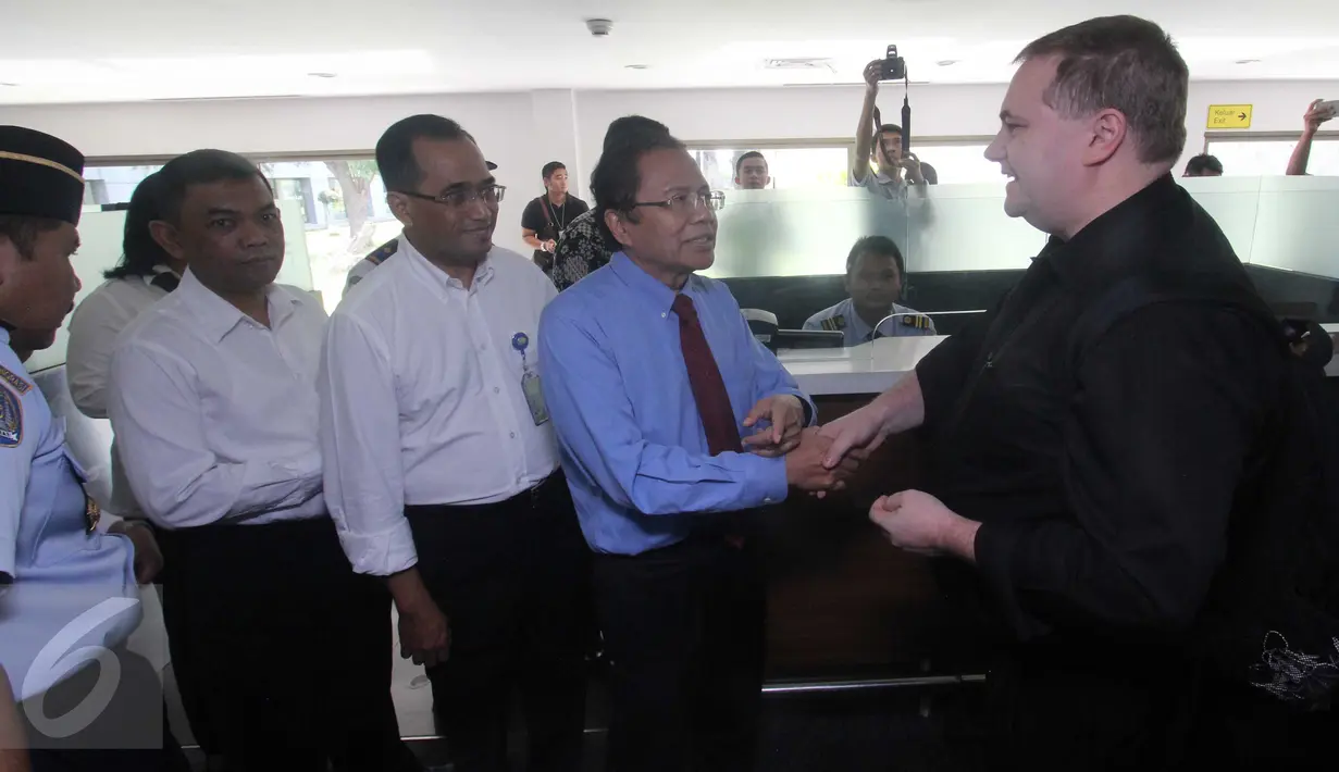 Menko Kemaritiman, Rizal Ramli ketika bertanya pada turis dalam sidak di Bandara Soekarno Hatta, Tangerang, Banten, Senin (25/4).  Menko Rizal mendapati beberapa WNA masih belum mengetahui adanya kebijakan bebas visa kunjungan. (Liputan6.com/Helmi Afandi)
