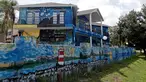 Eksterior rumah milik sepasang suami istri, Nancy Nemhauser dan Lubomir Jastrzebski di Mount Dora, Florida, 18 Juli 2018. Rumah yang dijadikan media lukisan karya Van Gogh berjudul The Starry Night ini sempat menimbulkan kontroversi. (AP/John Raoux)