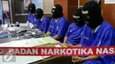 Sejumlah tersangka saat dihadirkan saat rilis penangkapan bandar sabu dan ekstasi di BNN Cawang, Jakarta, (23/11). BNN mengamankan barang bukti 1kg sabu dan 141 ekstasi. (Liputan6.com/Yoppy Renato)