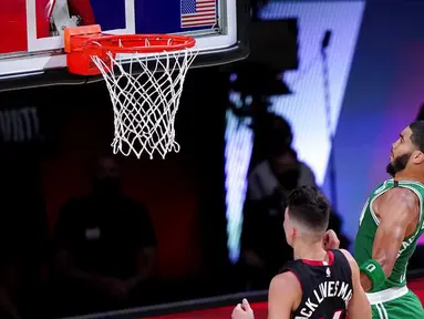 Pebasket Boston Celtics, Jayson Tatum, memasukkan bola saat melawan Miami Heat pada pada gim ketiga final Wilayah Timur di Lake Buena Vista, Sabtu (19/9.2020). Boston Celtics menang dengan skor 117-106. (AP/Mark J. Terrill)