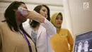 Dr Deviana saat memberikan perawatan pada pasien dengan menggunakan alat Soft Tissue Filler, Ultherapy (Pengencangan Kulit Wajah dan Leher Tanpa Bedah) di Klinik JAC, Jakarta. (Liputan6.com)