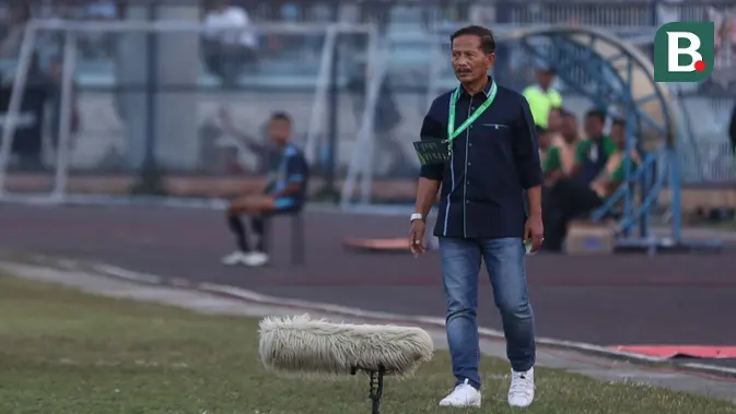 Djadjang Nurdjaman memimpin skuad Persela Lamongan saat menghadapi Persijap Jepara dalam laga Liga 2 2023/2024 di Stadion Surajaya, Minggu (10/9/2023). (Bola.com/Abdul Aziz)