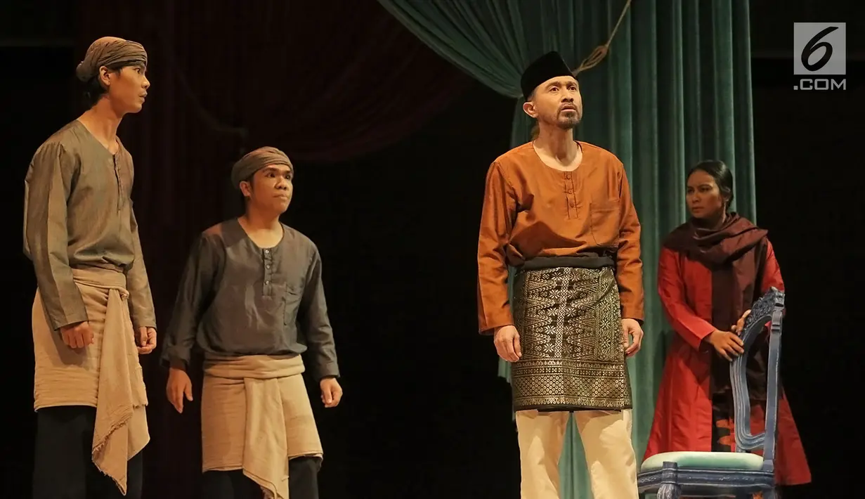 Aktor Lukman Sardi (kanan depan) memerankan Amir Hamzah dalam pentas teater "Nyanyi Sunyi Revolusi" di Gedung Kesenian Jakarta, Jumat (1/2/). Pementasan mengangkat kisah hidup seorang penyair besar Indonesia Amir Hamzah. (Fimela.com/Bambang E Ros)
