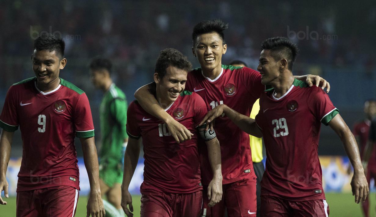 Para pemain Timnas Indonesia U-19 merayakan gol yang dicetak Egy Maulana Vikri ke gawang Kamboja U-19 pada laga persahabatan di Stadion Patriot, Bekasi, Rabu (4/10/2017). Indonesia menang 2-0 atas Kamboja. (Bola.com/Vitalis Yogi Trisna)