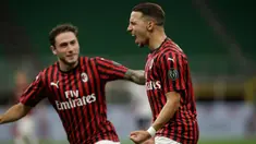 Gelandang AC Milan, Ismael Bennacer (kanan) berselebrasi usai mencetak gol ke gawang Bologna pada pertandingan lanjutan Liga Serie A Italia di stadion San Siro di Milan, Italia, Sabtu, (18/7/2020). AC Milan menang telak 5-1 atas Bologna. (AP Photo/Luca Bruno)