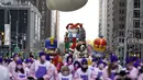 Balon Pillsbury Doughboy mengapung pada Macy's Thanksgiving Day Parade di New York, Amerika Serikat, 25 November 2021. Macy's Thanksgiving Day Parade kembali sepenuhnya setelah dirundung pandemi COVID-19 tahun lalu. (Photo by Charles Sykes/Invision/AP)