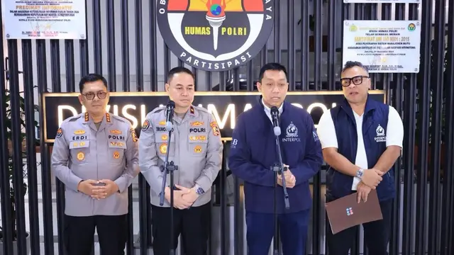 Sekretaris NCB Interpol Indonesia Brigjen Pol Untung Widyatmoko dalam konferensi pers di Mabes Polri, Jakarta, Minggu 1 Februari 2026 terkait Riza Chalid.
