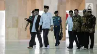Presiden Joko Widodo atau Jokowi (kedua kiri) tiba untuk meninjau proses sterilisasi Masjid Istiqlal di Jakarta Pusat pada Jumat (13/3/2020) pagi. Proses sterilisasi ini dilakukan dalam rangka mencegah penularan virus corona Covid-19. (Liputan6.com/Faizal Fanani)