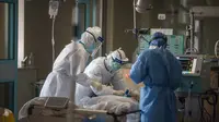 Petugas medis dari Provinsi Jiangsu bekerja di sebuah bangsal ICU Rumah Sakit Pertama Kota Wuhan di Wuhan, Provinsi Hubei, 22 Februari 2020. Para tenaga medis dari seluruh China telah mengerahkan upaya terbaik mereka untuk mengobati para pasien COVID-19 di rumah sakit tersebut. (Xinhua/Xiao Yijiu)