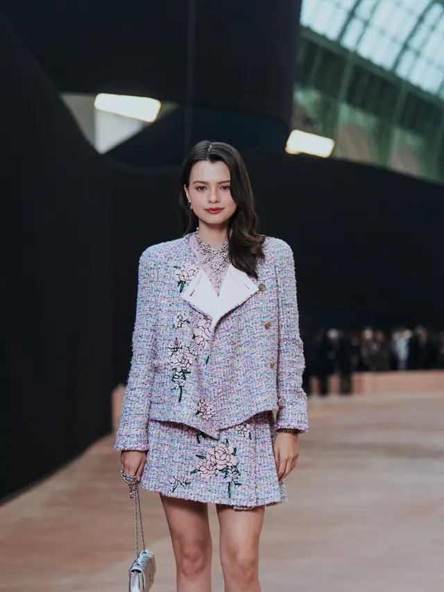 Tanpa Jennie BLACKPINK, Show Chanel di PFW 2025 Parade Tweed Jacket dari Camila Cabelo, Peggy Gou hingga Park Seo Jun