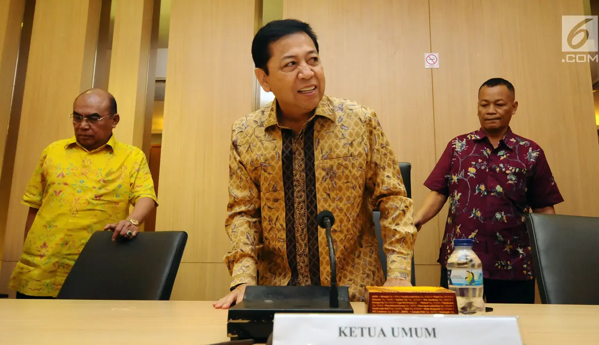 Ketua Umum Partai Golkar, Setya Novanto jelang Rapat Pleno XI Dewan Pakar bersama Ketua Dewan Pakar, Agung Laksono di Jakarta, Jumat (21/7). Rapat membahas perkembangan strategis actual Partai Golkar untuk konsolidasi. (Liputan6.com/HelmiFithriansyah)