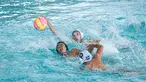 Pemain tim Pari Sakti dan Tirta Kencana 78 berebut bola pada kompetisi polo air Indonesia Open Aquatic Championships 2025 di Stadion Akuatik Gelora Bung Karno, Senayan, Jakarta, Rabu (12/11/2025). (Bola.com/Bagaskara Lazuardi)