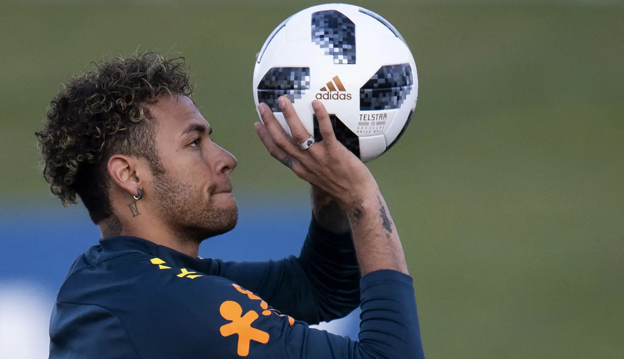 Striker Brasil, Neymar, bermain dengan bola saat latihan di Granja Comary, Rio de Janeiro, Selasa (22/5/2018). Latihan ini merupakan persiapan jelang Piala Dunia 2018. (AFP/Mauro Pimentel)