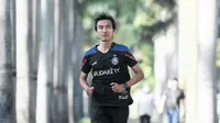 Eko Cahyono salah satu pelari dan panitia Arema Anniversary Run 2021 di Area Jalan Raya Ijen, Kota Malang. (Iwan Setiawan/Bola.com)