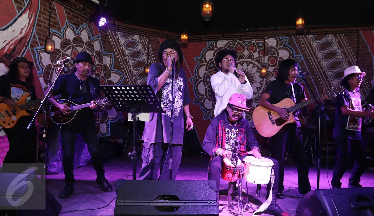 OM PMR membawakan lagu single terbarunya yang berjudul "Too Long To Be Alone" di Jakarta, Rabu (15/3). Single yang merupakan lagu milik Kunto Aji yang diparodikan oleh grup OM PMR dengan judul asli Terlalu Lama Sendiri. (Liputan6.com/Herman Zaharia)