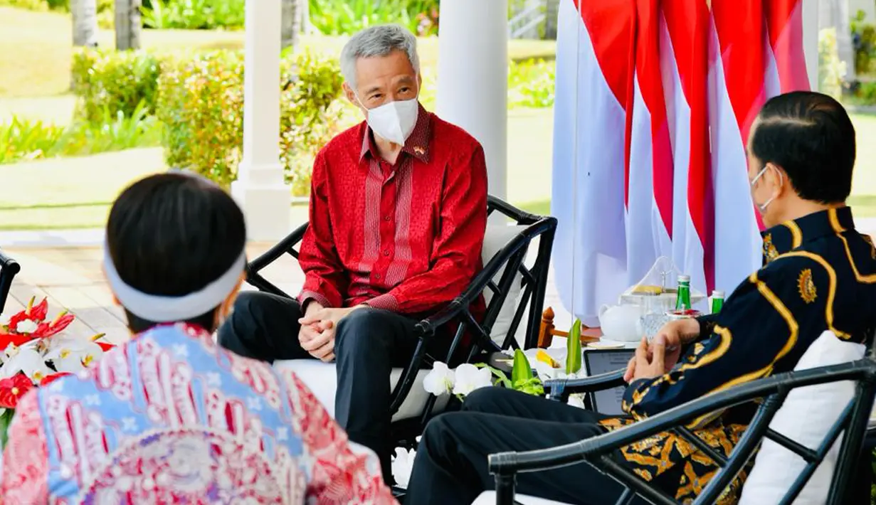 PM Singapura Lee Hsien Loong (tengah) berbincang dengan Presiden Joko Widodo (kanan) di The Sanchaya Resort Bintan, Kabupaten Bintan, Provinsi Kepulauan Riau, Selasa (25/1/2022). Kehadiran PM Lee di Bintan ini untuk menghadiri Leaders’ Retreat Indonesia-Singapura. (Laily Rachev/Biro Pers Setpres)