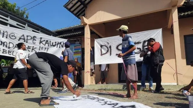 Warga menyegel Kantor Desa Tlogoayu, Kecamatan Gabus, Kabupaten Pati, Jawa Tengah. (Liputan6.com/Arief Pramono)