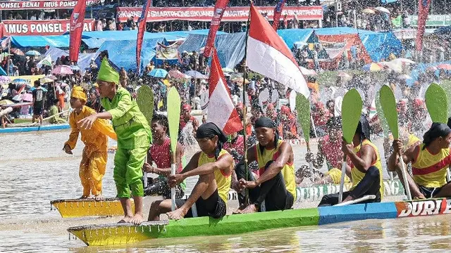 Pendayung paju jalur di Sungai Batang Kuantang, Kabupaten Kuansing.