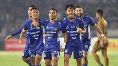 Pemain PSIM Yogyakarta meryakan gol kemenangan yang dicetak oleh Daniel Roken Tampubolon&nbsp;(tengah) pada laga final Pegadaian Liga 2 2024/2025 melawan Bhayangkara FC di Stadion Manahan, Solo, Jawa Tengah, Rabu (26/02/2025). (Bola.com/Abdul Aziz)
